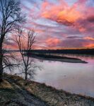 湖畔绚烂晚霞风景图