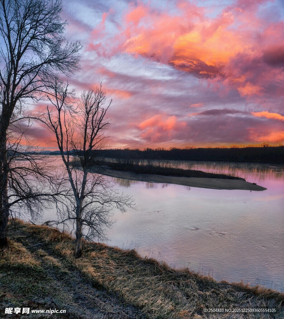 湖畔绚烂晚霞风景图