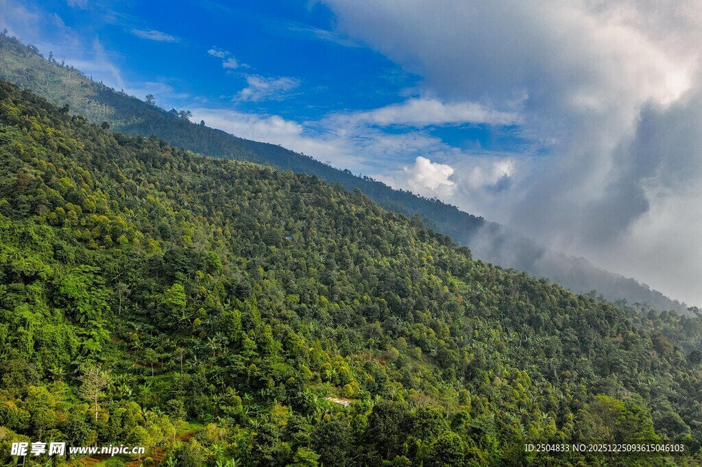 青山云海间的壮美风光
