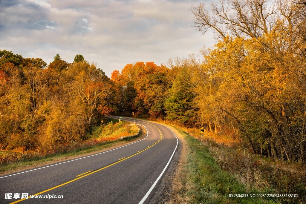 秋日蜿蜒公路美景