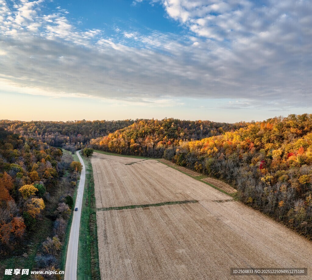 秋日公路航拍美景
