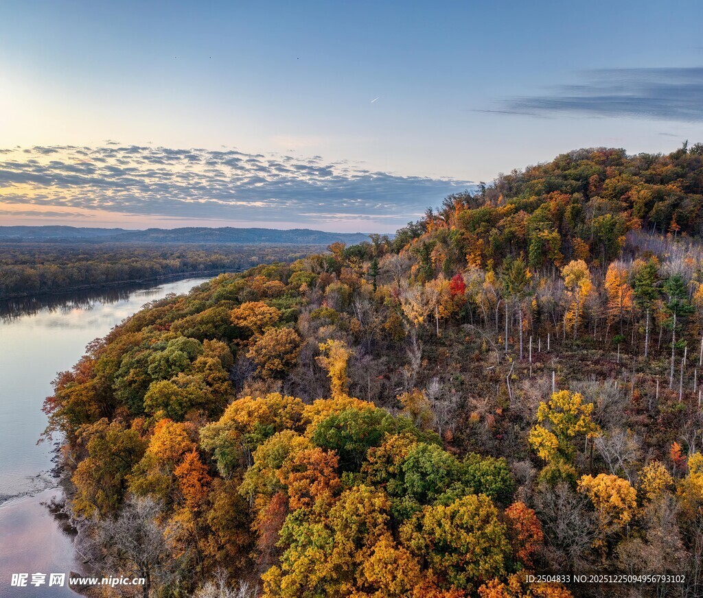 秋日山林河畔绚丽景致