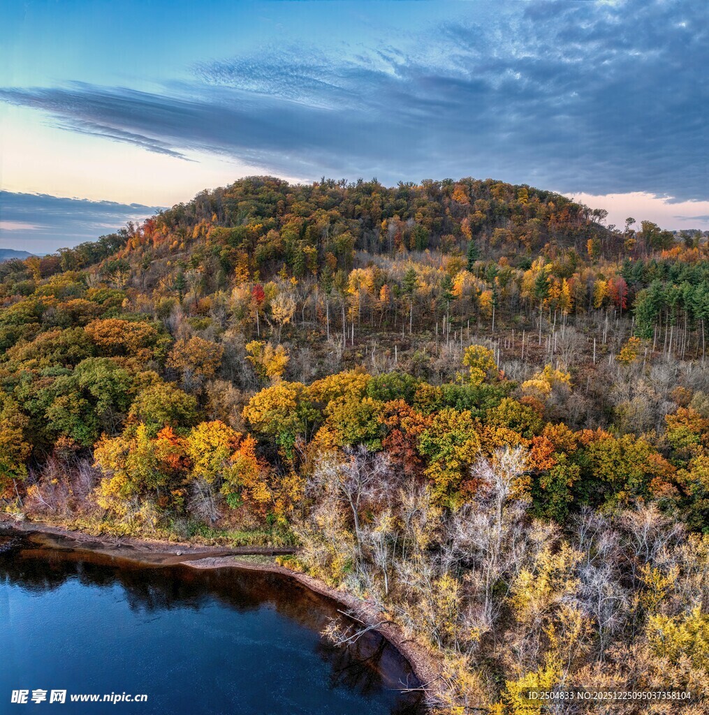 秋日山林湖畔美丽风光