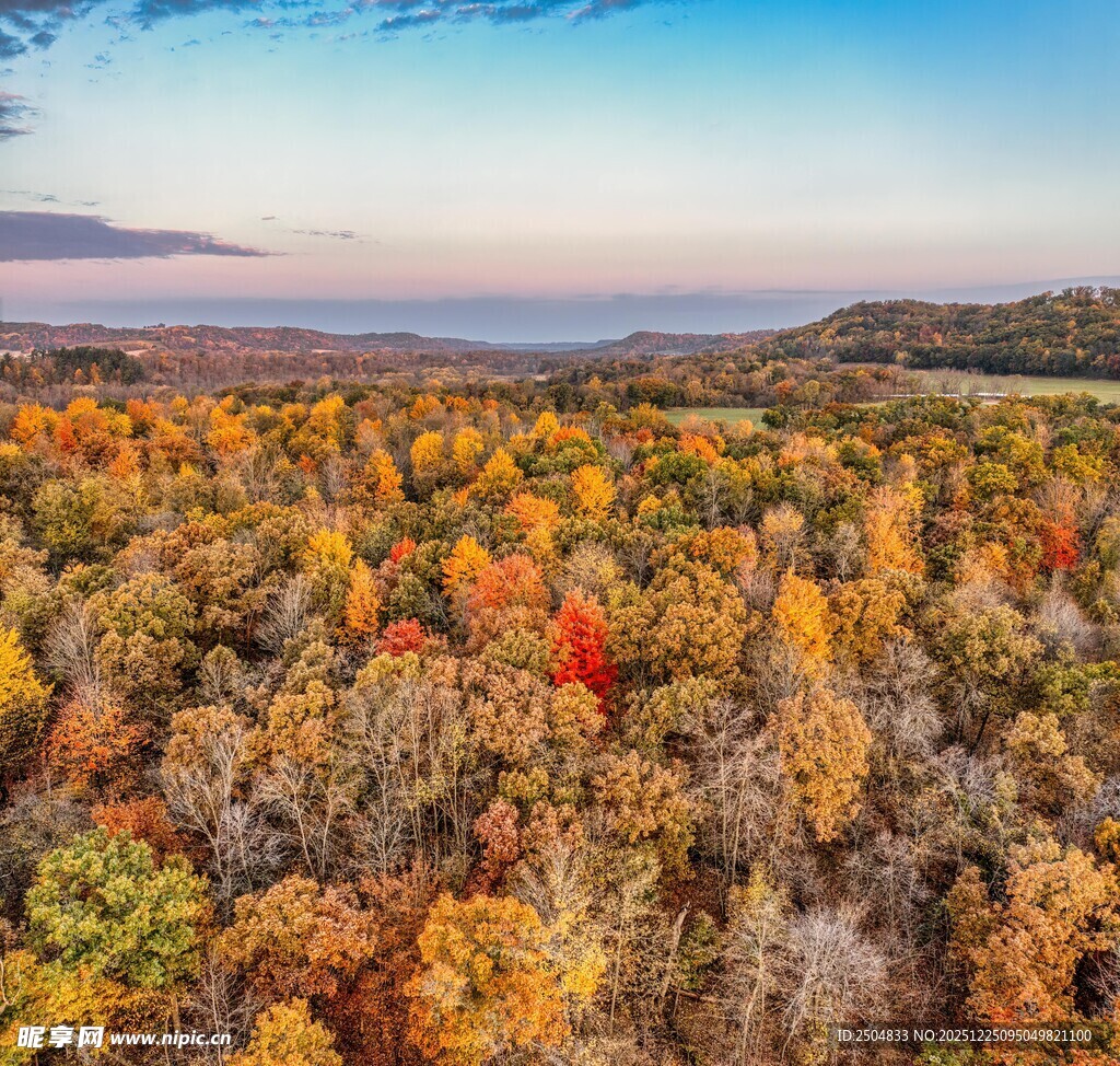 秋日山林斑斓美景