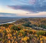 秋日山林间的壮丽风光