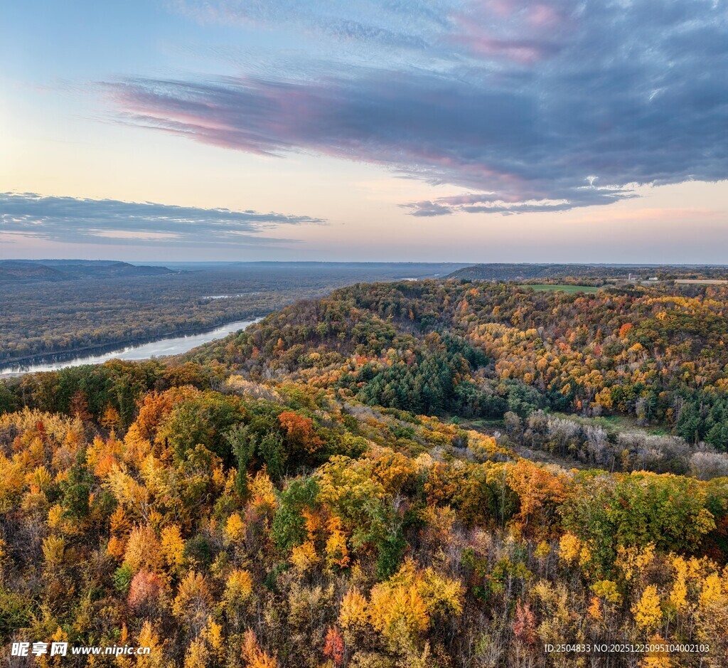 秋日山林间的壮丽风光