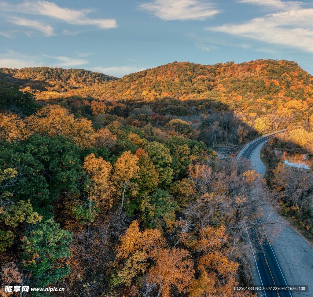 秋日山间公路美景