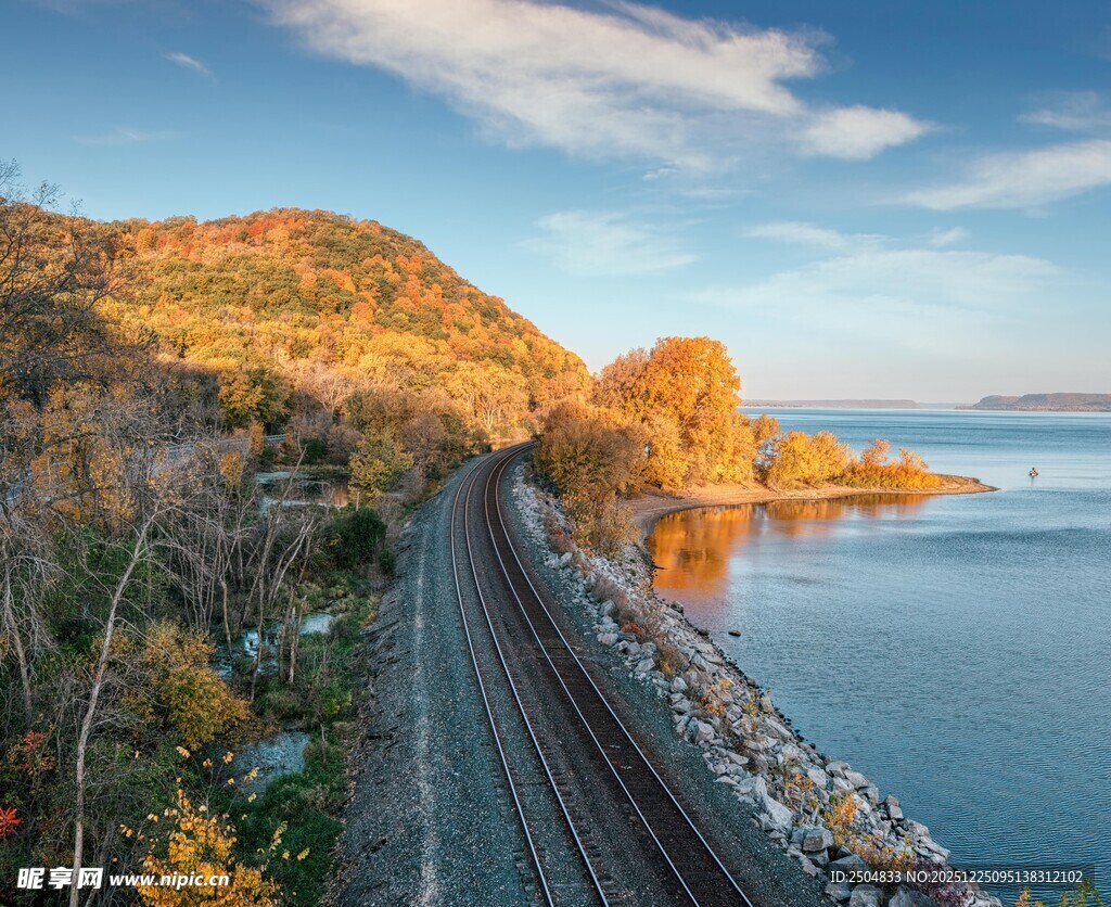 湖畔铁轨边的秋日美景