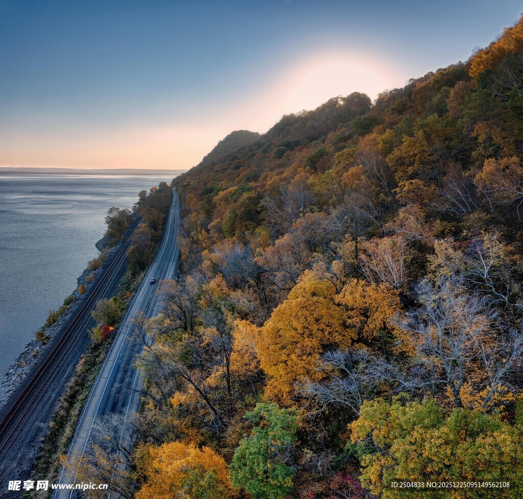 秋日公路旁的绚烂山林景色