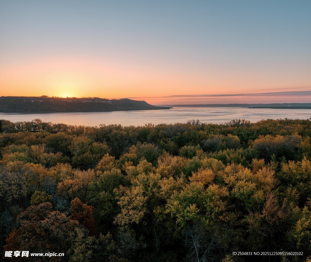 秋日湖畔森林的壮丽黄昏