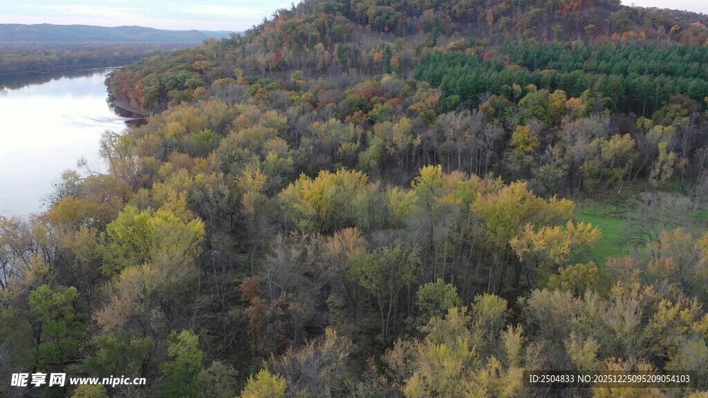 俯瞰秋日山林与河畔风光
