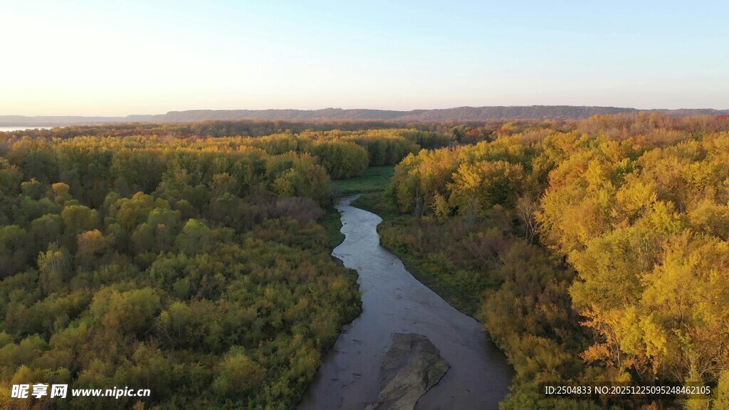 秋日河谷森林鸟瞰美景