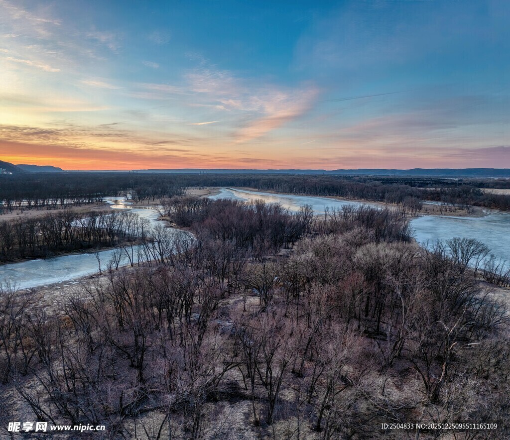 冬日河畔日出美景