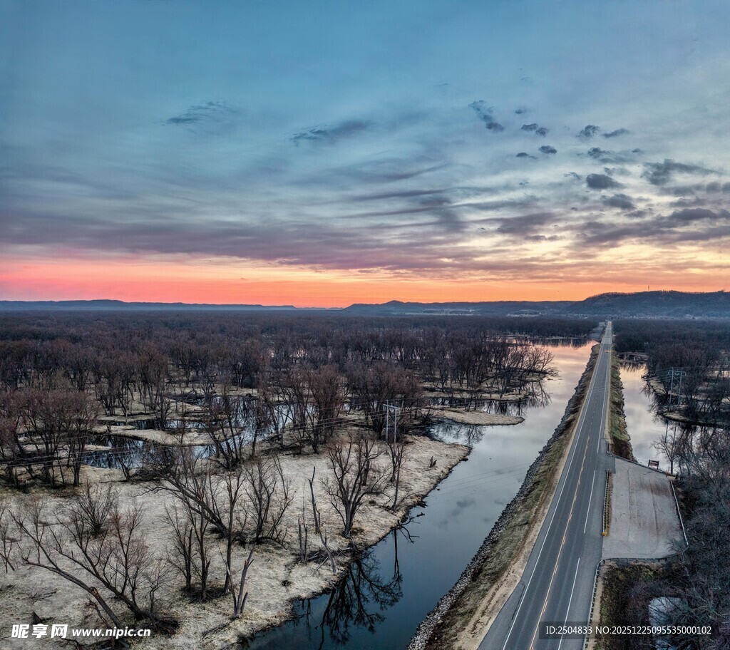 冬日公路雪景壮丽风光