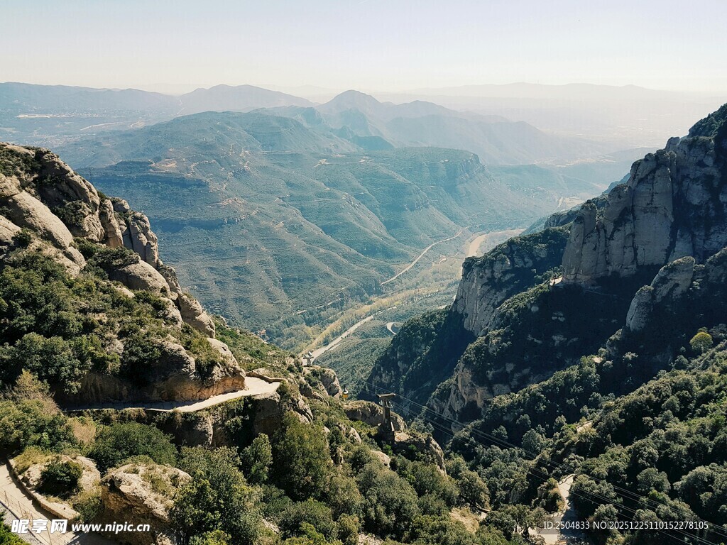 山间蜿蜒公路 壮美风光