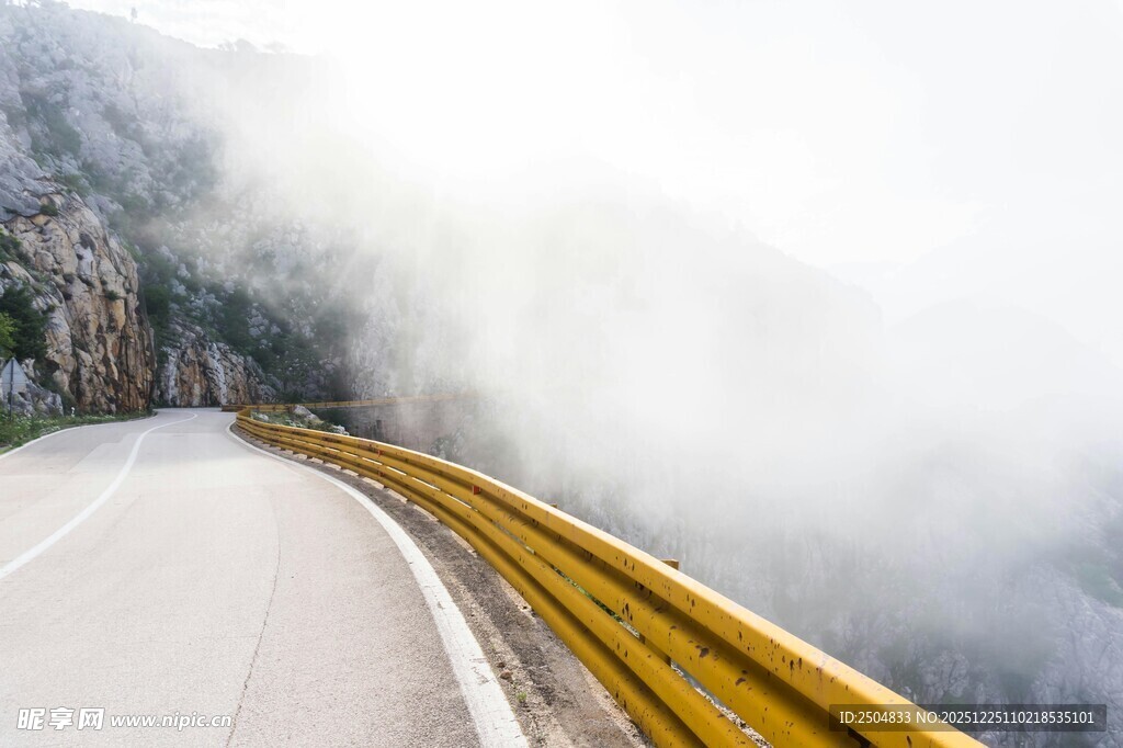 云雾缭绕的山间公路