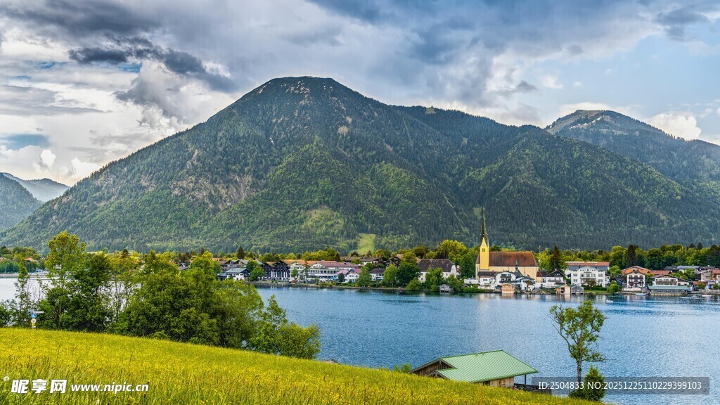 湖畔青山美景如画