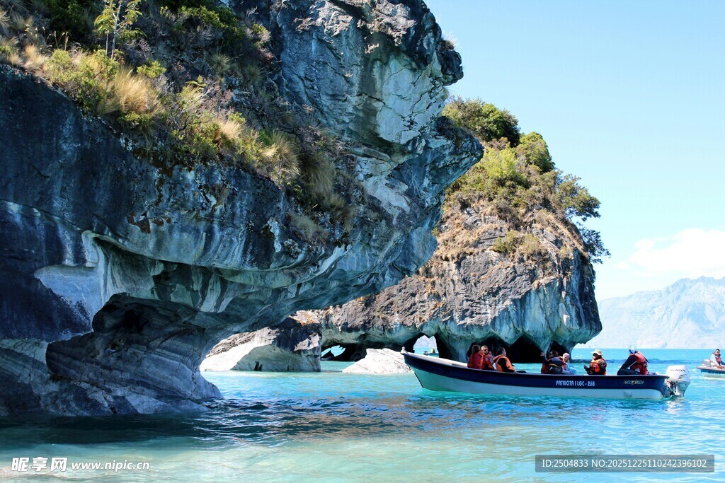 海上岩洞美景与 览小船