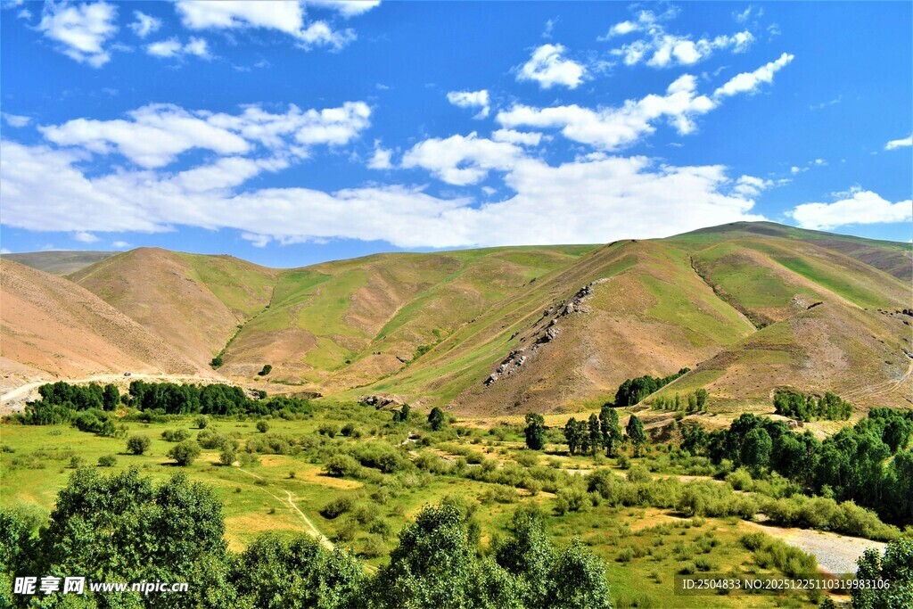 青山蓝天间的秀丽自然风光