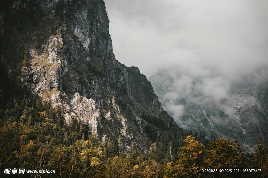 云雾缭绕的壮丽山景