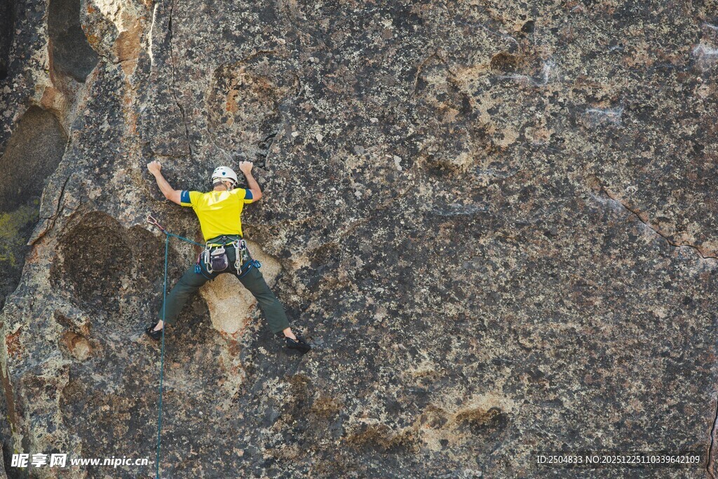 攀岩者挑战陡峭岩壁