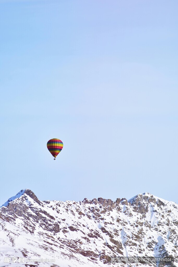雪山之上的热气球