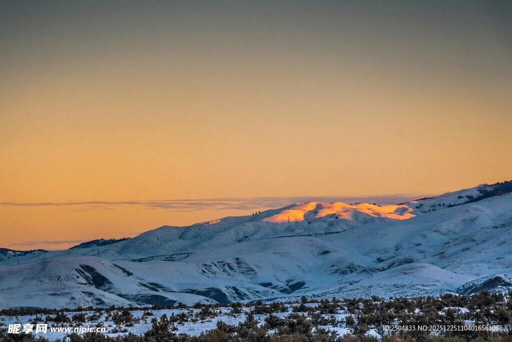 雪山夕照美景