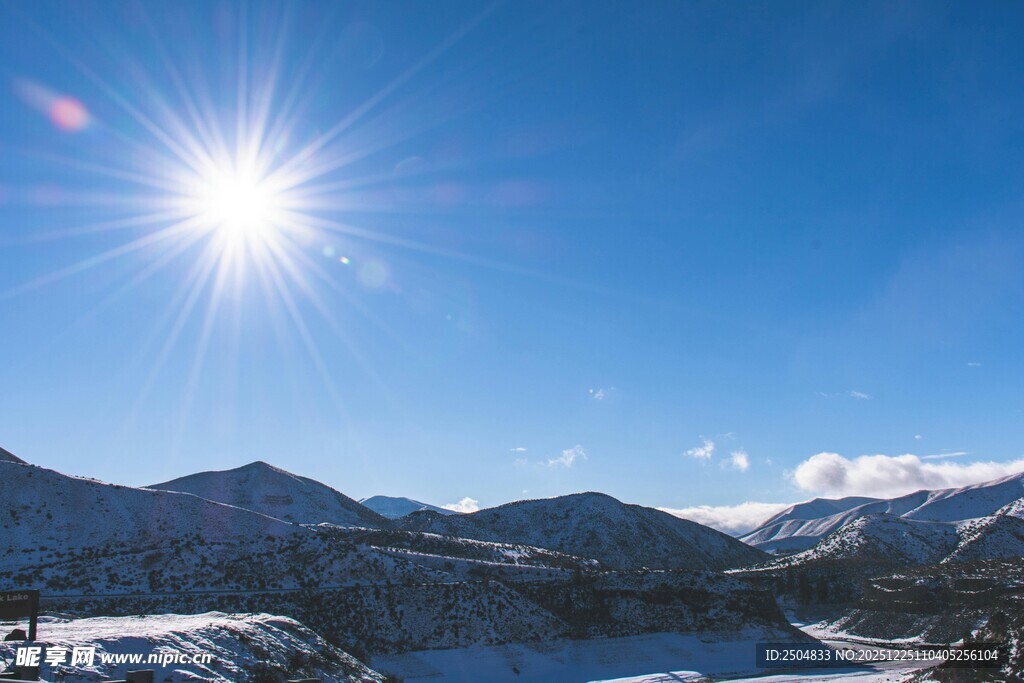 雪山暖阳下的壮丽景致