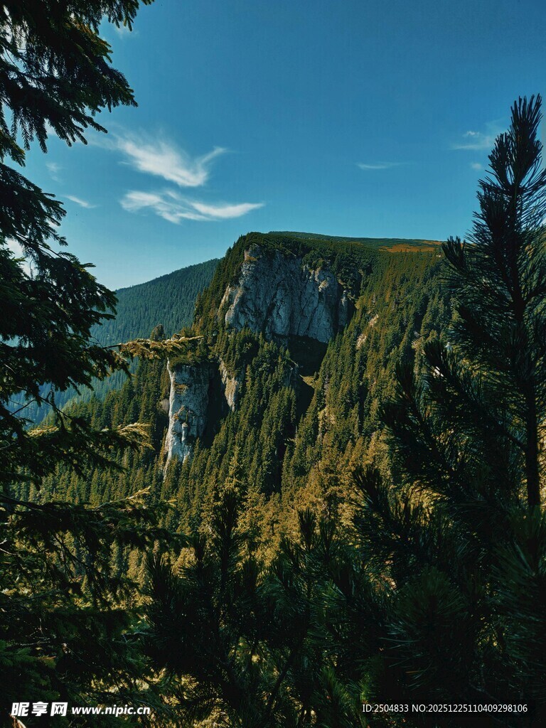 山林间的壮丽山景