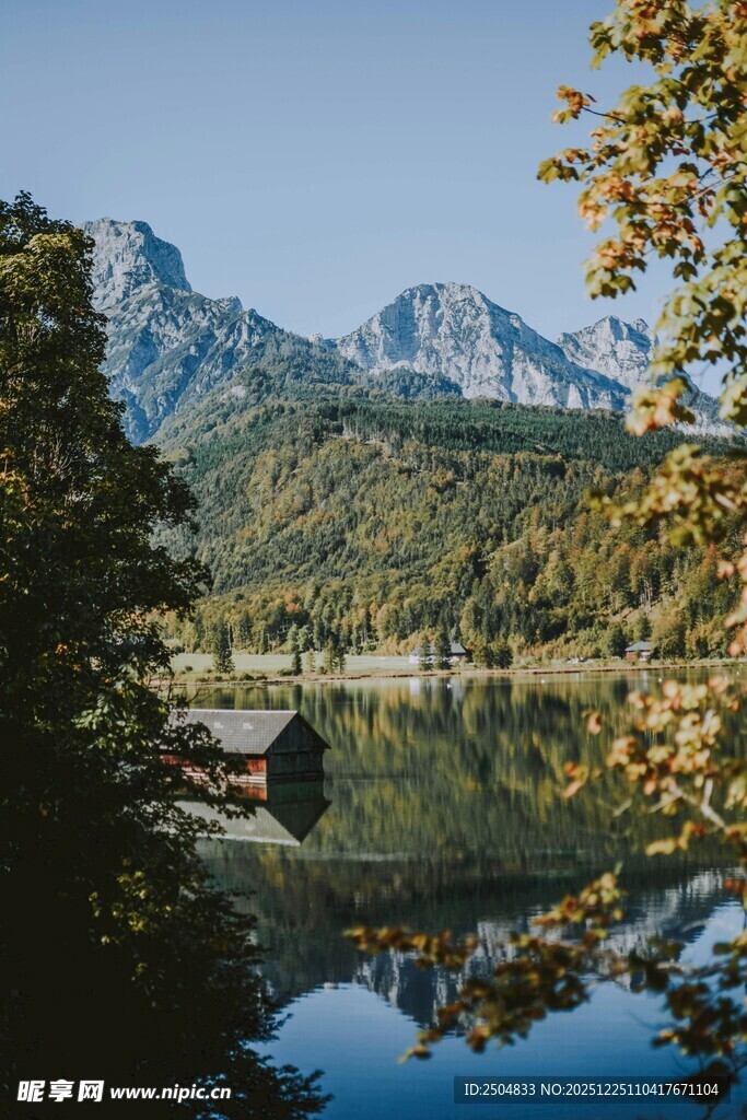 湖光山色中的静谧山林