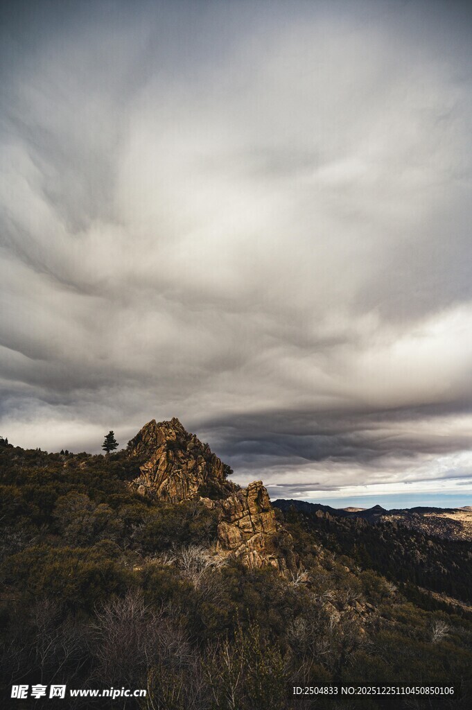 山峦之上的壮丽云海