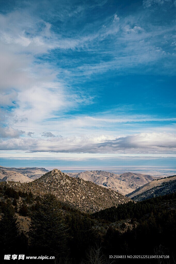 蓝天白云下的山峦美景