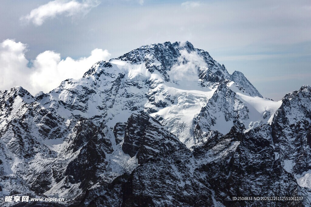 巍峨雪山壮丽景致