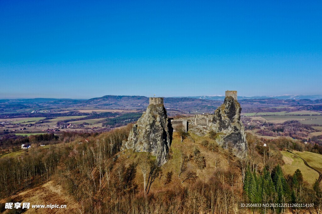 壮丽山景俯瞰图