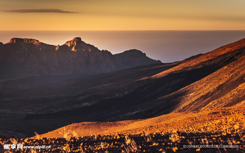 夕阳下壮丽的山峦景色