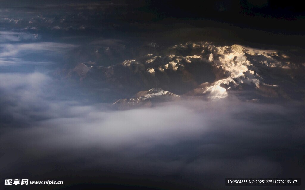 俯瞰云雾缭绕的璀璨城市