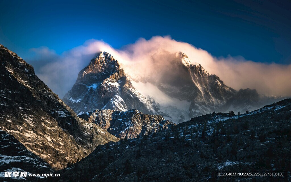 壮丽雪山云雾缭绕美景