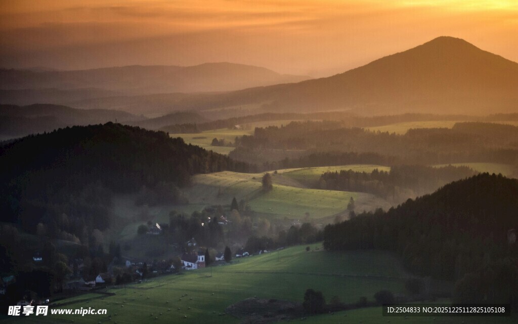日出下的山峦田园美景