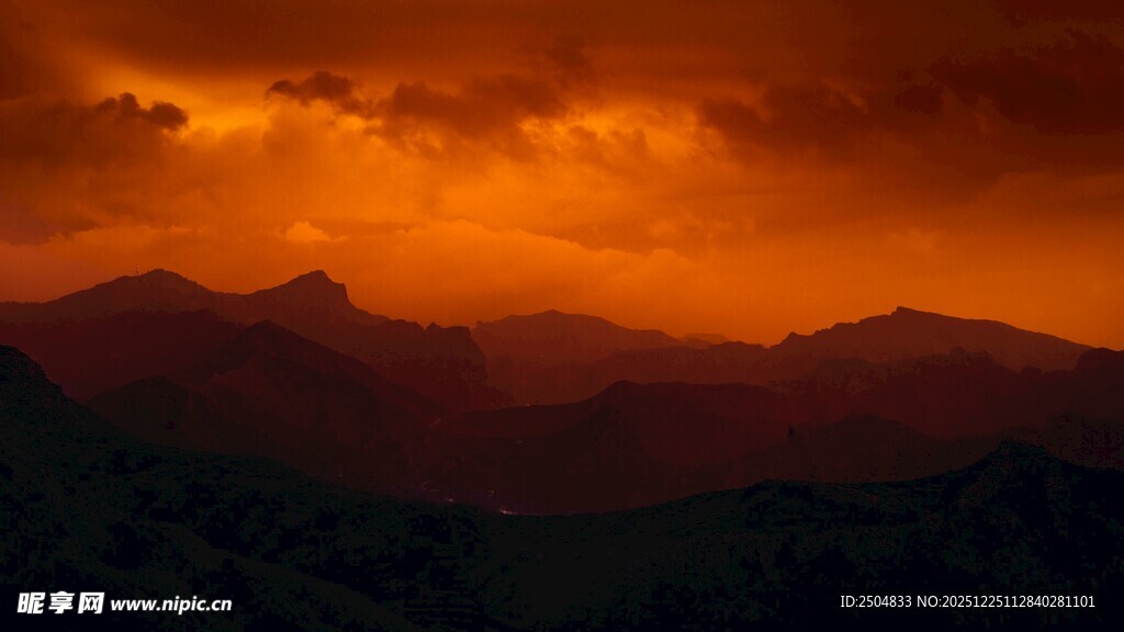 壮丽山间日落美景