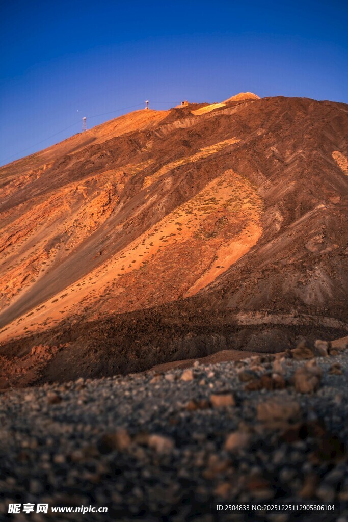 夕阳下的壮丽山峰