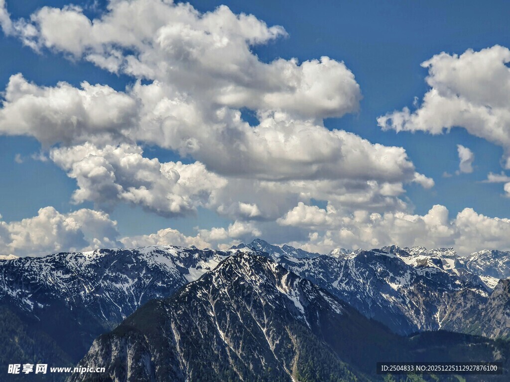 壮丽雪山与蓝天白云