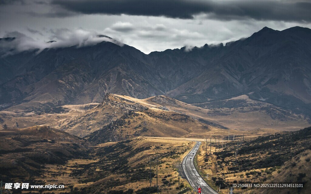 山间蜿蜒公路 壮美风光
