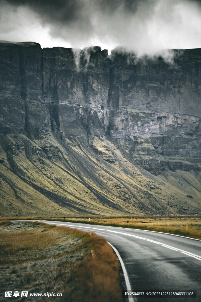 蜿蜒公路旁的壮丽山峦