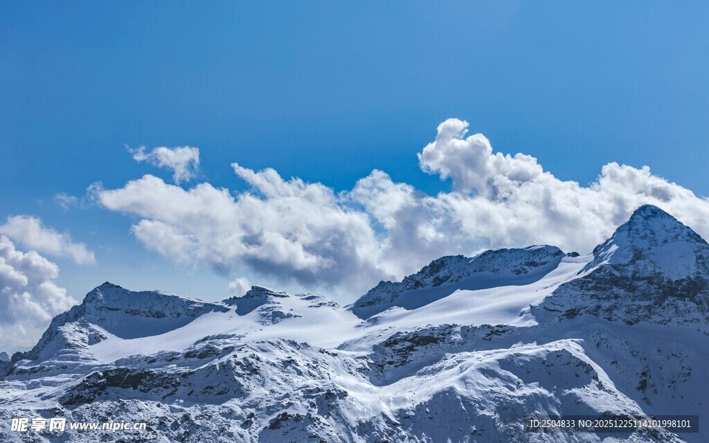 雪山蓝天美景