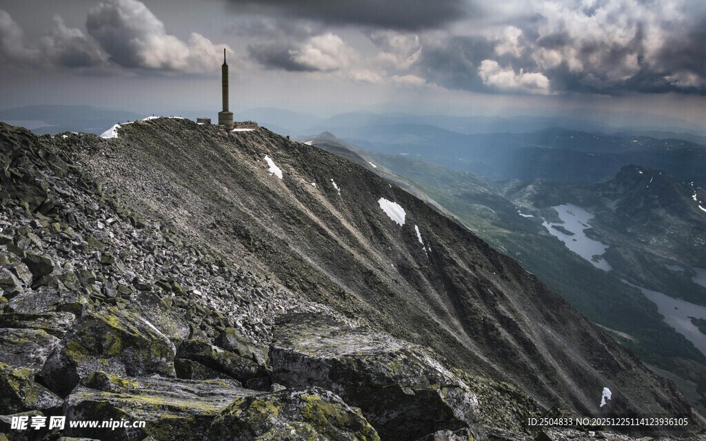 山巅风光 壮阔云海与孤塔