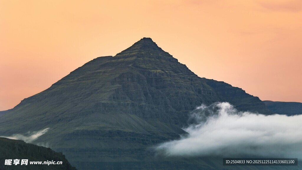 壮丽山峦与云雾美景
