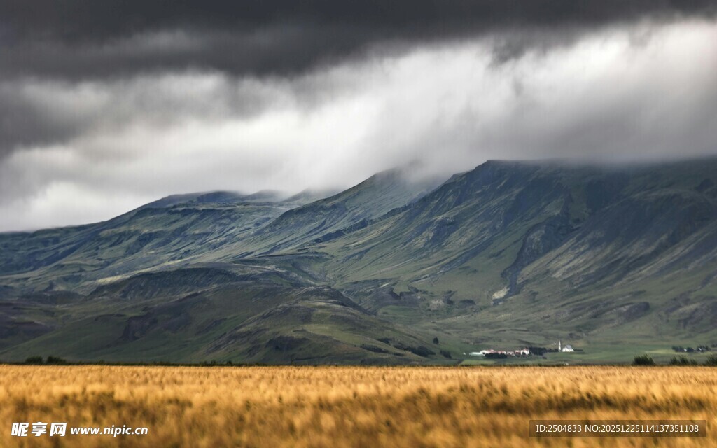 草原山峦间的壮阔风景