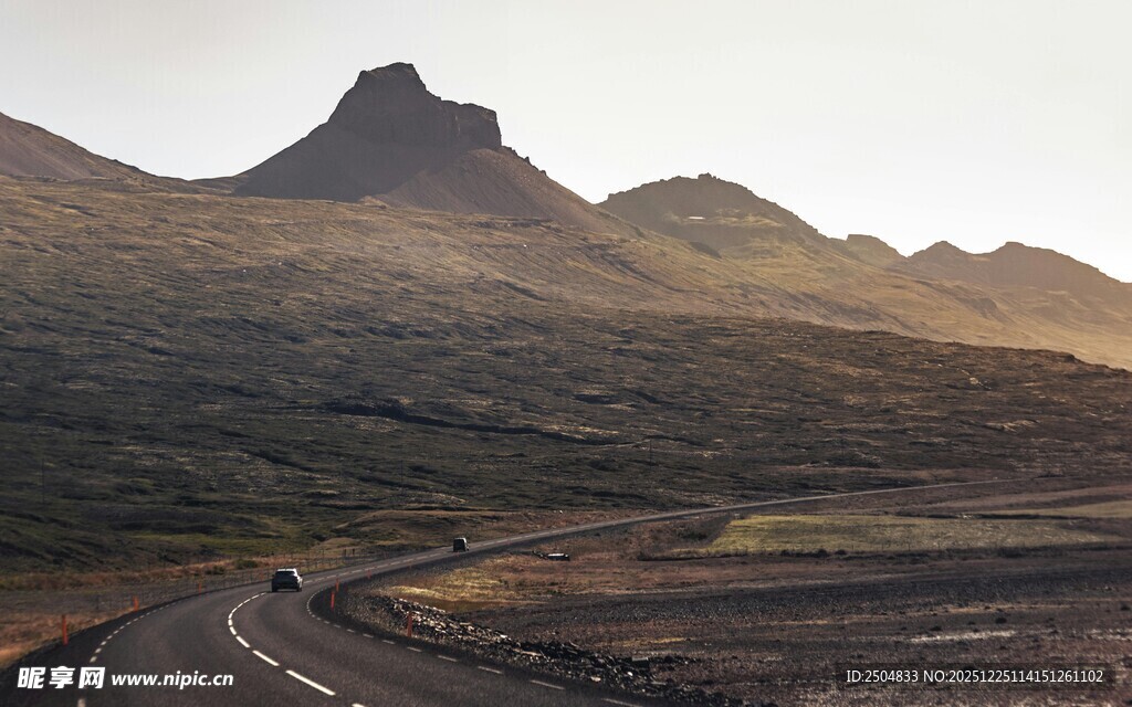 蜿蜒公路旁的壮丽山峦