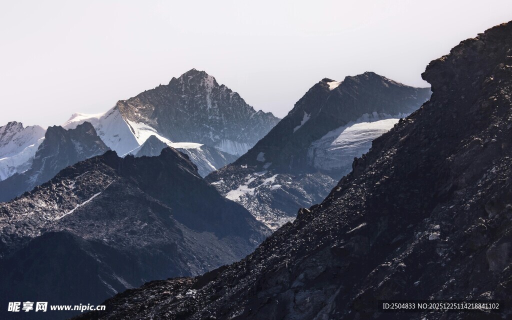 壮丽雪山山脉景观