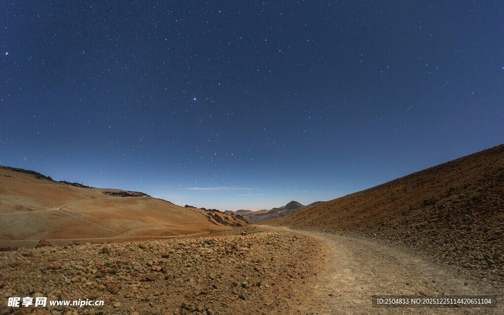 荒漠夜路 星空下的静谧之旅